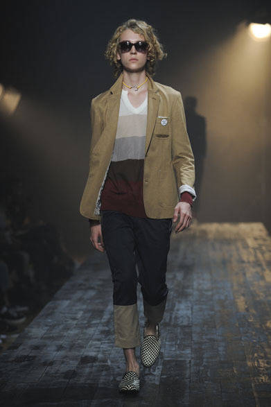 <strong>FACTOTUM｜ファクトタム</strong>　2013春夏コレクション　リネンジャケット4万9350円、チノクロップドパンツ1万8900円