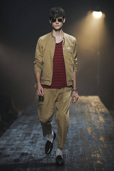 <strong>FACTOTUM｜ファクトタム</strong>　2013春夏コレクション　リネンドリズラー3万3600円、リネンスラックス2万5200円