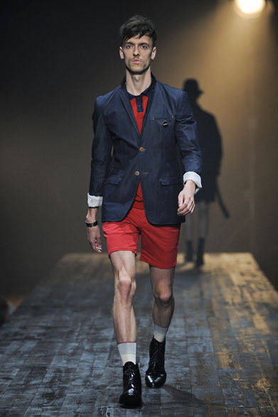 <strong>FACTOTUM｜ファクトタム</strong>　2013春夏コレクション　デニムジャケット5万400円、ショーツ1万6800円