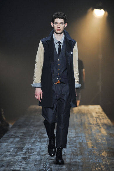 <strong>FACTOTUM｜ファクトタム</strong>　2013春夏コレクション　切り替えステンカラーコート5万9850円、デニムベスト2万8350円、デニムスラックス2万5200円