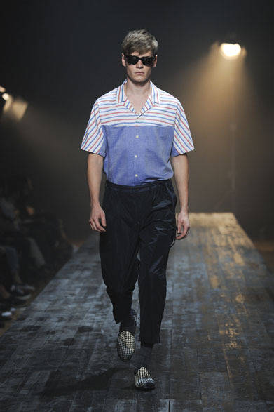 <strong>FACTOTUM｜ファクトタム</strong>　2013春夏コレクション　オープンカラーシャツ1万8900円、ナイロンスラックス2万5200円