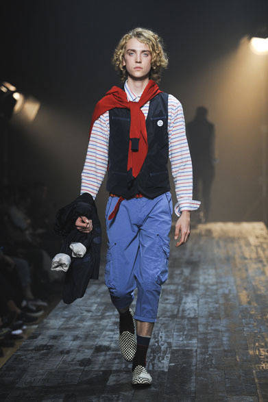 <strong>FACTOTUM｜ファクトタム</strong>　2013春夏コレクション　ナイロンベスト2万8350円、ボーダー柄シャツ1万8900円、クロップドカーゴパンツ1万9950円
