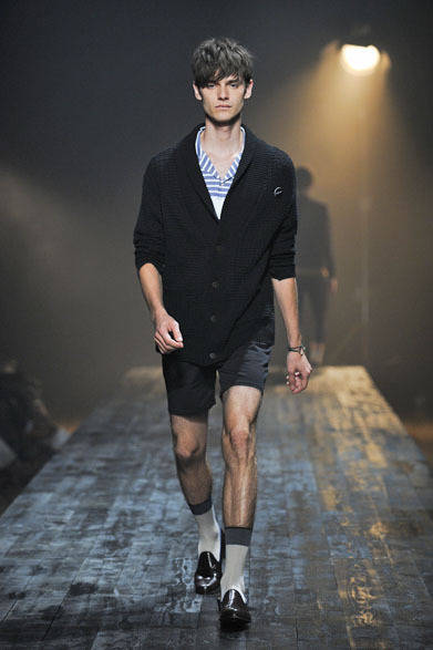 <strong>FACTOTUM｜ファクトタム</strong>　2013春夏コレクション　ショールカラーカーディガン1万8900円、ショーツ1万6800円