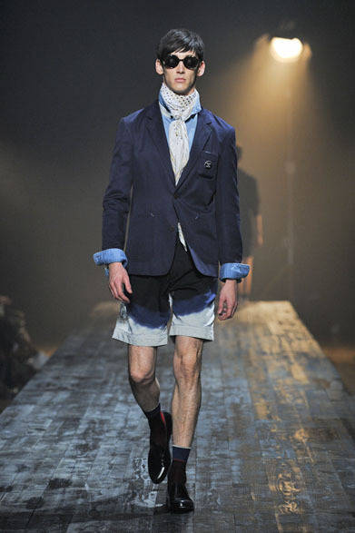 <strong>FACTOTUM｜ファクトタム</strong>　2013春夏コレクション　リネンジャケット4万9350円、スカーフ1万500円、染めショーツ2万9400円