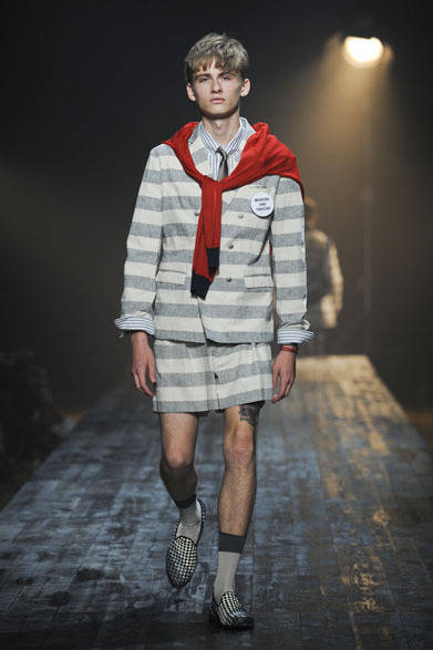 <strong>FACTOTUM｜ファクトタム</strong>　2013春夏コレクション　ボーダーダブルブレストジャケット3万8850円、ボーダーショーツ2万1000円、編みこみヴァンプ5万400円