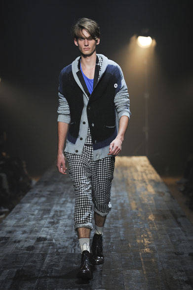 <strong>FACTOTUM｜ファクトタム</strong>　2013春夏コレクション　染めショールカーディガン2万9400円、ギンガムチェックパンツ2万3100円