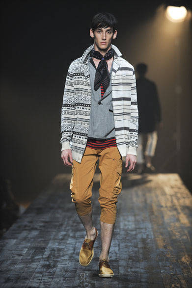 <strong>FACTOTUM｜ファクトタム</strong>　2013春夏コレクション　ジャガードニットジャケット2万4150円、クロップドカーゴパンツ1万9950円、エスパドリーユ1万2600円