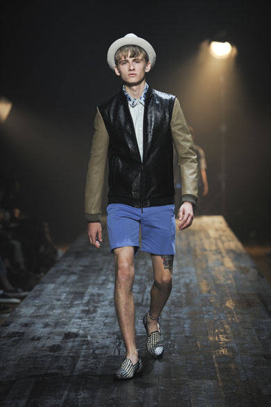 <strong>FACTOTUM｜ファクトタム</strong>　2013春夏コレクション　パンチングレザーブルゾン12万6000円、ショーツ1万6800円