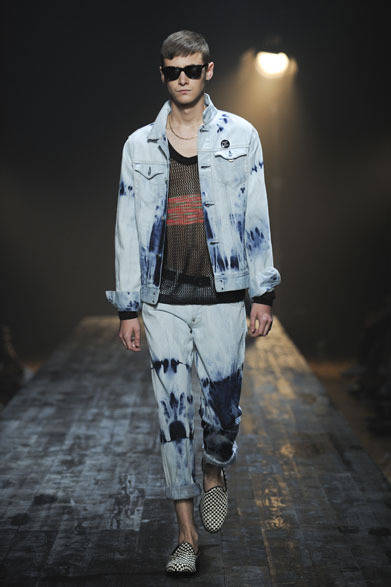 <strong>FACTOTUM｜ファクトタム</strong>　2013春夏コレクション　ムラブリーチデニムブルゾン3万3600円、ムラブリーチデニムパンツ2万6250円