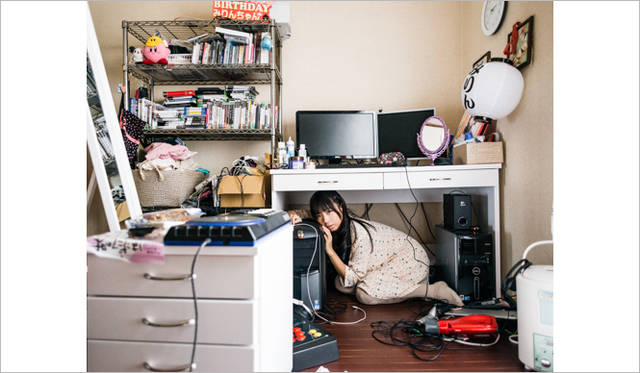 <strong>川本史織｜写真集『堕落部屋』</strong>　古川未鈴（でんぱ組.inc）