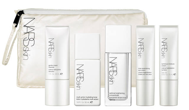 <strong>NARS｜ナーズ</strong><br />「ルミナスティック アクアセット」<br />価格｜1万8165円<br />内容｜ピューリファイングフォームクレンザー[30mL]（トラベルサイズ）、マルチアクション ハイドレイティングトナー[50mL]（トラベルサイズ）、オプティマルブライトニング コンセントレート[30mL]（現品サイズ）、トータルリプレニッシングアイクリーム[15mL]（現品サイズ）、アクアジェル ルミナスティックオイルフリーモイスチャライザー[15mL]（トラベルサイズ）、トラベルコスメティックバッグ