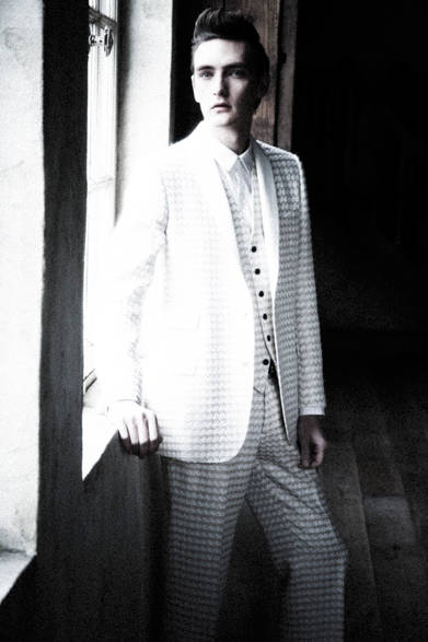 <strong>Patchy Cake Eater｜パッチーケークイーター</strong>　2013春夏コレクション　アンゴラ混ツイードのショールカラージャケット9万2400円、シャツ1万5750円、アンゴラ混ツイードベスト3万6750円、アンゴラ混ツイードのクロップドパンツ3万450円