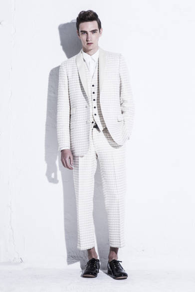 <strong>Patchy Cake Eater｜パッチーケークイーター</strong>　2013春夏コレクション　アンゴラ混ツイードのショールカラージャケット9万2400円、シャツ1万5750円、アンゴラ混ツイードベスト3万6750円、アンゴラ混ツイードのクロップドパンツ3万450円、ガラスレザーのプレーントゥシューズ4万8300円