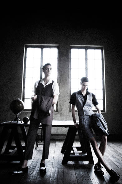 <strong>Patchy Cake Eater｜パッチーケークイーター</strong>　2013春夏コレクション　左／ジャケット5万3550円、ベスト3万5700円、シャツ2万1000円、クロップドパンツ2万8350円、ウィングチップシューズ5万2500円、右／コットンツイードジャケット11万6550円、コットンツイードベスト3万4650円、シャツ2万1000円、コットンツイードショーツ2万2050円、ガラスレザーのプレーントゥシューズ4万8300円