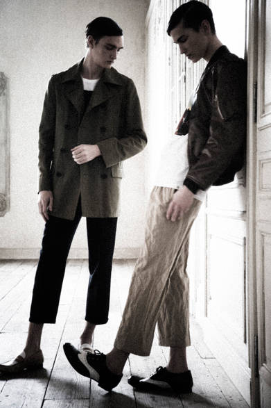 <strong>Patchy Cake Eater｜パッチーケークイーター</strong>　2013春夏コレクション　左／コットンシルクのピーコート4万8300円、プリントTシャツ1万500円、クロップドパンツ2万8350円、ローファー4万3050円、右／L2 4万2000円、プリントTシャツ1万500円、ステンレスコットンのツータッククロップドパンツ3万7800円、ウィングチップシューズ5万2500円