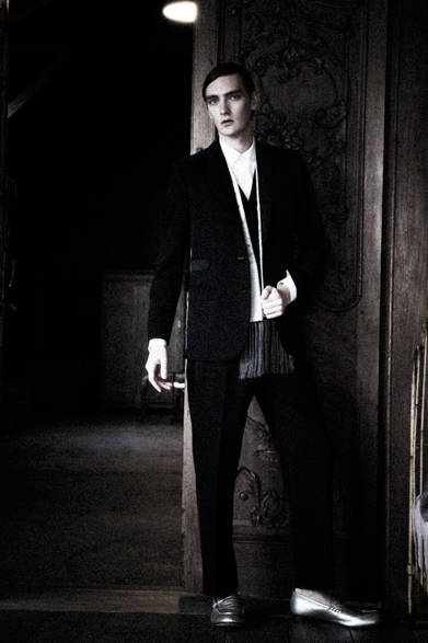 <strong>Patchy Cake Eater｜パッチーケークイーター</strong>　2013春夏コレクション　ショールカラージャケット8万5050円、シャツ1万5750円、ベスト3万3600円、パンツ2万6250円、ストール1万8900円、ローファー4万950円