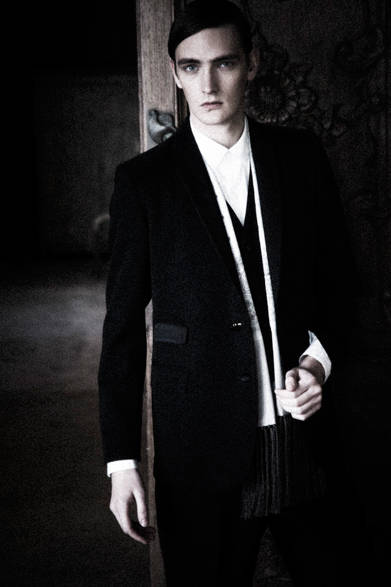 <strong>Patchy Cake Eater｜パッチーケークイーター</strong>　2013春夏コレクション　ショールカラージャケット8万5050円、シャツ1万5750円、ベスト3万3600円、パンツ2万6250円、ストール1万8900円