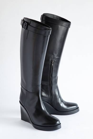 ブーツ<br />価格｜14万1750円<br /><br />『ANN DEMEULEMEESTER - 25 YEARS 25 SHOES』<br />期間│1月9日（水）～17日（木）<br />時間│10:00～20:00<br />会場│伊勢丹新宿店本館3階<br />東京都新宿区新宿3-14-1<br />Tel.03-5919-3381<br />