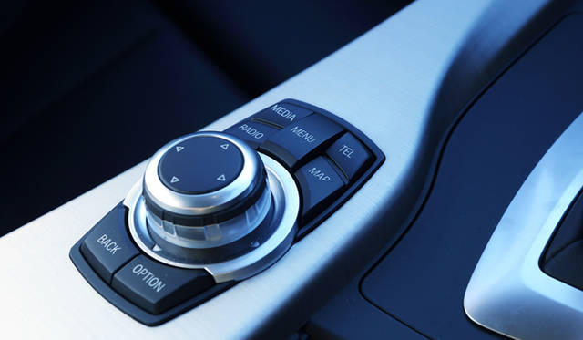 <strong>BMW 320d BluePerformance Touring Sport｜ビー・エム・ダブリュー 320d ブルーパフォーマンス ツーリング スポーツ</strong><br />ナビシステムの操作から車両設定の変更まで、さまざまな機能にアクセスすることが可能なiDriveコントローラー