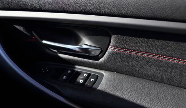 <strong>BMW 320d BluePerformance Touring Sport｜ビー・エム・ダブリュー 320d ブルーパフォーマンス ツーリング スポーツ</strong><br />アルミとレザーを巧みに使い分け、スポーティな印象を与える室内のマテリアル