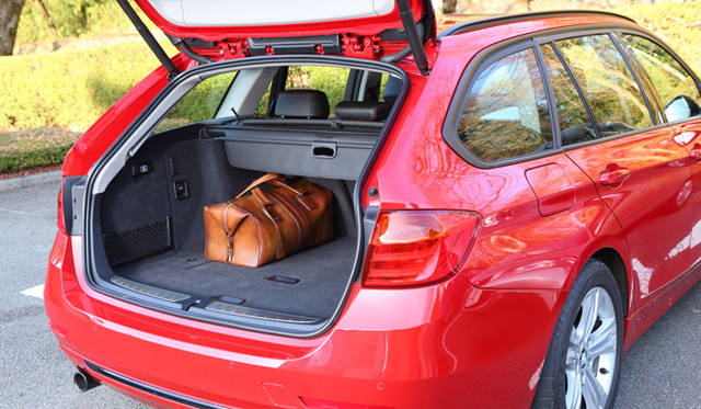 <strong>BMW 320d BluePerformance Touring Sport｜ビー・エム・ダブリュー 320d ブルーパフォーマンス ツーリング スポーツ</strong><br />開口部を拡大しルーフラインを高くしたことで495リットルの荷室を確保。また40:20:40の分割可倒式リヤシートのバックレストを折りたたむことで、最大1,500リットルまで容量を拡大することもできる