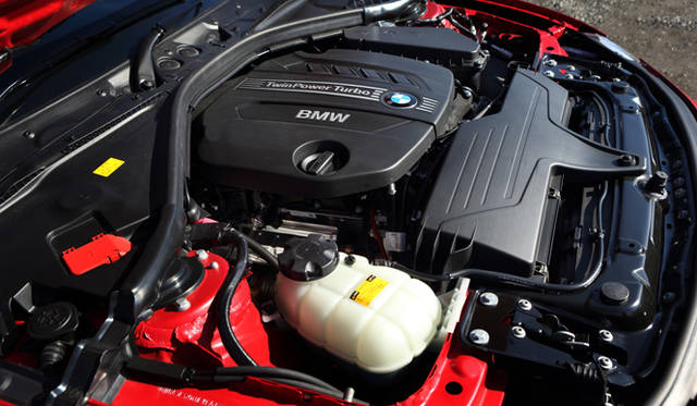 <strong>BMW 320d BluePerformance Touring Sport｜ビー・エム・ダブリュー 320d ブルーパフォーマンス ツーリング スポーツ</strong><br />2.0リッター直列4気筒ツインパワーターボディーゼルエンジンを登載。最高出力135kw（184ps）、最大トルク 380Nm（38.7kgm）を発生し、19.4km/ℓという優れた燃費を実現する