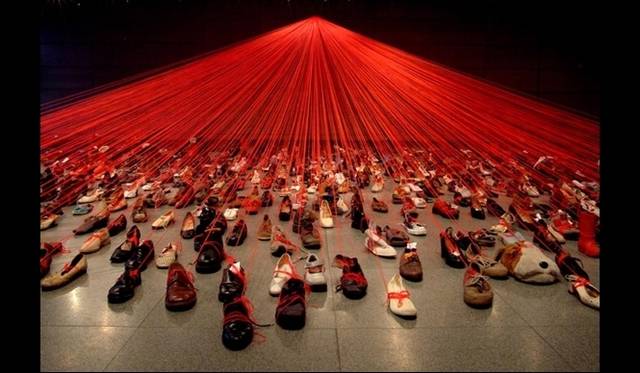 <strong>ART│『DOMANI・明日展2013』</strong>　塩田千春《大陸を越えて》2004年　©塩田千春　Photo：Sunhi Mang　Courtesy Kenji Taki Gallery