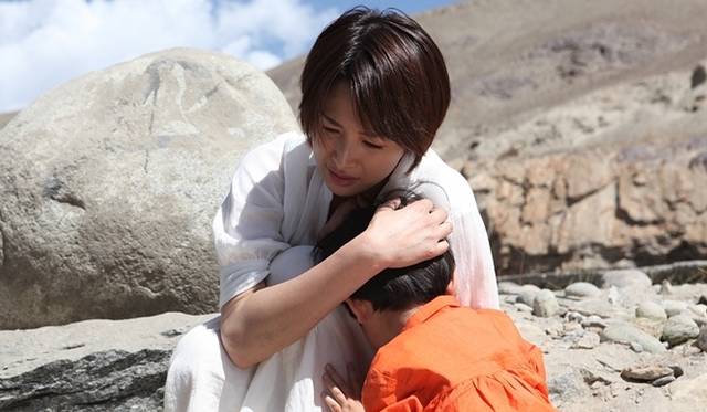 <strong>MOVIE｜宮本輝文学の最高峰を映画化した『草原の椅子』　</strong>　©2013「草原の椅子」製作委員会