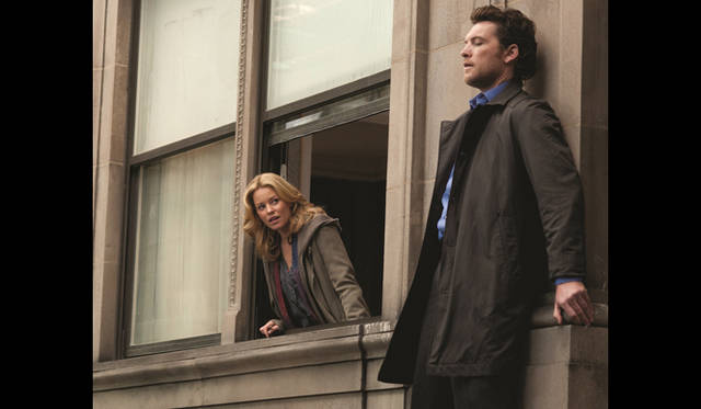 <strong>MOVIE｜『崖っぷちの男』</strong>　主演のニックを演じたサム・ワーシントン（右）と彼の交渉人役のエリザベス・バンクス　Man on a Ledge © 2012 Summit Entertainment, LLC.  All Rights Reserved.