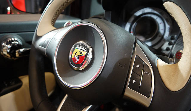 <strong>ABARTH 695 Edizione Maserati｜アバルト 695 エディツィオーネ マセラティ</strong>