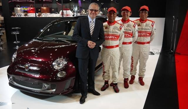 <strong>ABARTH 695 Edizione Maserati｜アバルト 695 エディツィオーネ マセラティ</strong><br />フィアットクライスラージャパン 代表取締役社長 兼 CEOポンタス・ヘグストロム氏と、今年、レース参戦を予定するABARTHドライビングファンスクールの講師陣