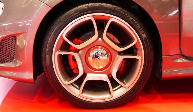 <strong>ABARTH 595 Competizione｜アバルト595 コンペティツィオーネ</strong>