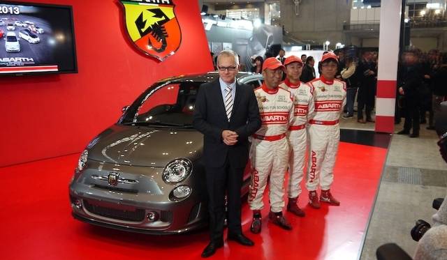 <strong>ABARTH 595 Competizione｜アバルト595 コンペティツィオーネ</strong><br />フィアットクライスラージャパン 代表取締役社長 兼 CEOポンタス・ヘグストロム氏と、今年、スーパー耐久シリーズに参戦を予定するABARTHドライビングファンスクールの講師陣