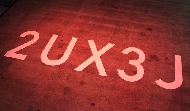 <strong>東京オートサロン2013 2UX3Jブース</strong><br />ブースの床に大きく書かれた「2UX3J」の文字