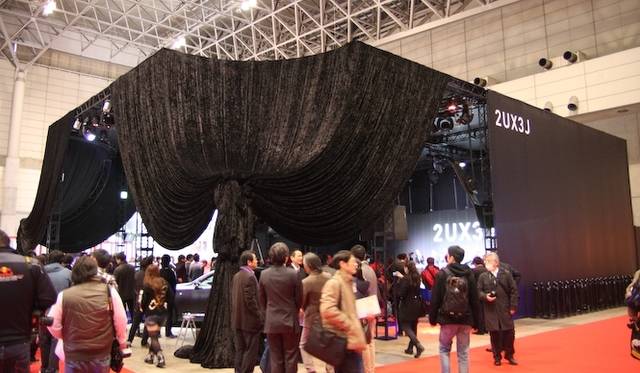 <strong>東京オートサロン2013 2UX3Jブース</strong><br />サーカスのテントをモチーフにつくられたブースのどこにも「LEXUS」の文字はない