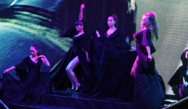 <strong>東京オートサロン 2013 2UX3Jブース</strong><br />カスタムカーの展示のほか、ステージショーやトークショーなどがおこなわれた