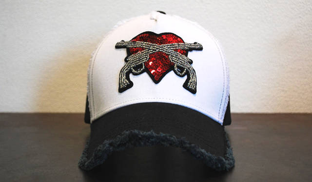 <strong>roar × YOSHINORI KOTAKE DESIGN｜ロアー×ヨシノリ コタケ デザイン</strong>　　ホワイト×シルバー　1万5750円