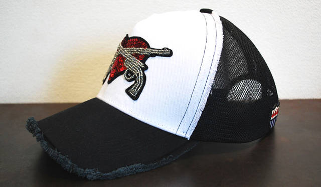 <strong>roar × YOSHINORI KOTAKE DESIGN｜ロアー×ヨシノリ コタケ デザイン</strong>　　ホワイト×シルバー　1万5750円