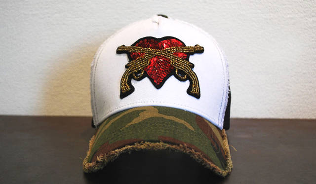 <strong>roar × YOSHINORI KOTAKE DESIGN｜ロアー×ヨシノリ コタケ デザイン</strong>　　ホワイト×ゴールド　1万5750円