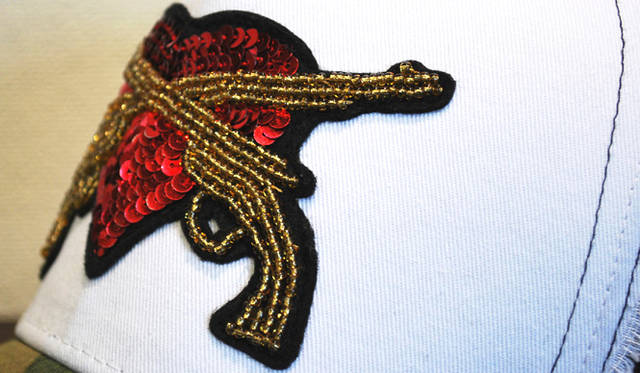 <strong>roar × YOSHINORI KOTAKE DESIGN｜ロアー×ヨシノリ コタケ デザイン</strong>　　手作業でほどこされた「クロスガン＆ハート」のエンブレム