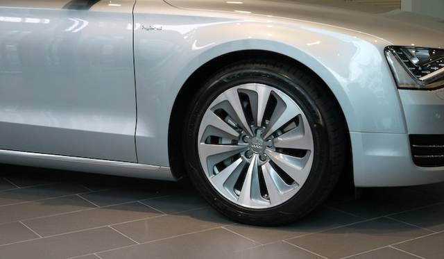 <br />アルミホイールは専用品