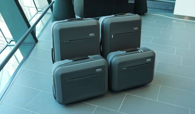 <br />A8 ハイブリッドはトランクスペースにバッテリーが設置され突起があるため、そのスペースを有効に使うことができるカバンが標準で付属する