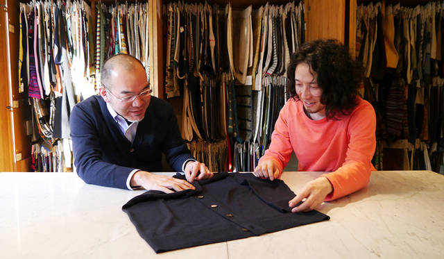 <strong>Factelier by TERUTA｜ファクトリエ バイ テルタ</strong>　テルタ株式会社 専務　照田晃司氏（写真左） とデザイナーの角田陽太氏