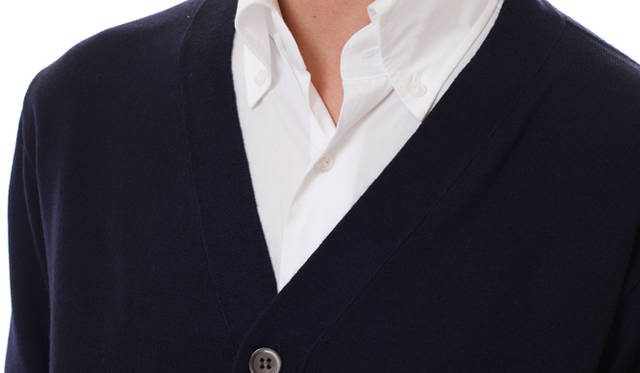 <strong>Factelier by TERUTA｜ファクトリエ バイ テルタ</strong>　リンキングと呼ばれる横編（よこあみ）ニット特有の縫製方法が作り出す美しいVゾーン