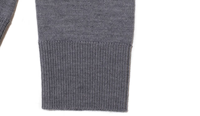 <strong>Factelier by TERUTA｜ファクトリエ バイ テルタ</strong>　リブのテンションを適度にコントロールすることで実現した直線的なライン