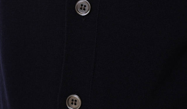 <strong>Factelier by TERUTA｜ファクトリエ バイ テルタ</strong>　シックな光沢でニット全体のカラーバランスを調和するクラシックボタン。軽く平らな形状により着脱が容易に。