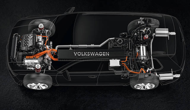 <strong>Volkswagen CrossBlue｜フォルクスワーゲン クロスブルー</strong><br />フロントとリアにそれぞれモーターを搭載。センタートンネルはバッテリーが搭載され、プロペラシャフトは存在しない