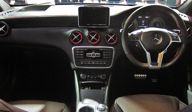 <strong>Mercedes-Benz A 250 SPORT｜メルセデス・ベンツ A 250 シュポルト</strong>