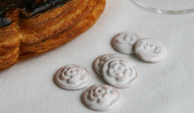 <strong>ベージュ アラン・デュカス 東京｜ガレット・デ・ロワをベージュで</strong>　1台のガレットのなかにひとつだけ隠されたフェーブはシャネルのボタンをかたどったオリジナルだ