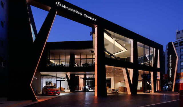 <strong>Mercedes-Benz Connection｜メルセデス・ベンツ コネクション</strong><br />場所が、以前の東京ミッドタウンの正面から、道路1本を挟んだ乃木坂駅方面へ100mほど移動した